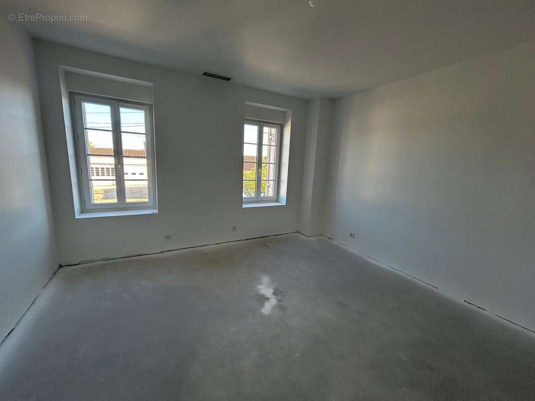 Maison à SAINT-CHRISTOLY-DE-BLAYE