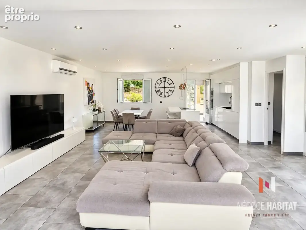 Maison de plain-pied 100 m2 avec piscine, terrain 650 m2 , proche centre du village - photo 2