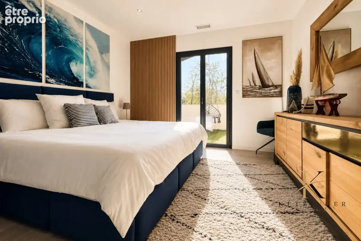 Chambre moderne et lumineuse avec accents marins