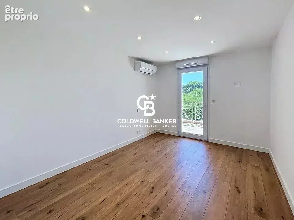 Magnifique appartement T3 rénové avec vue sur le lac – Résidence de standing avec piscine - photo 9