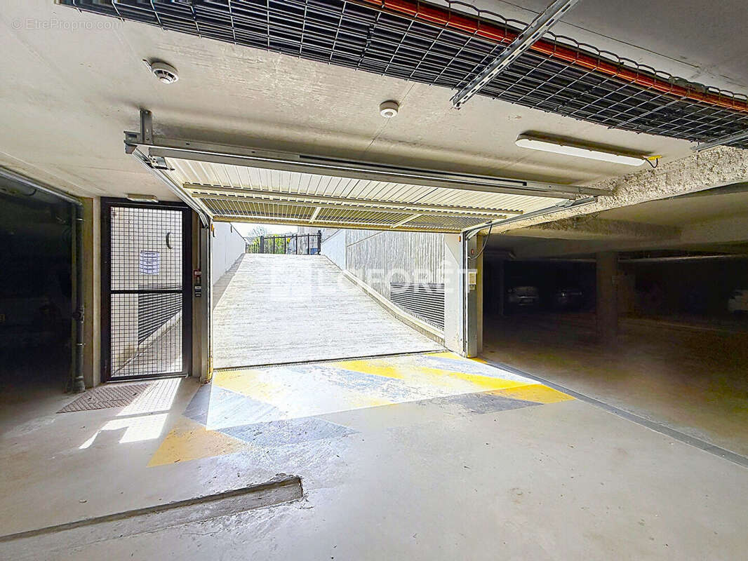 Parking à CHALLES-LES-EAUX