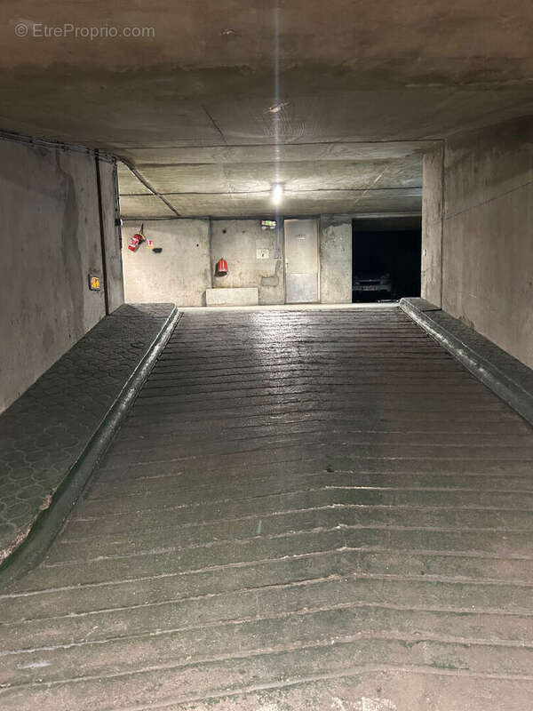 Parking à PARIS-12E