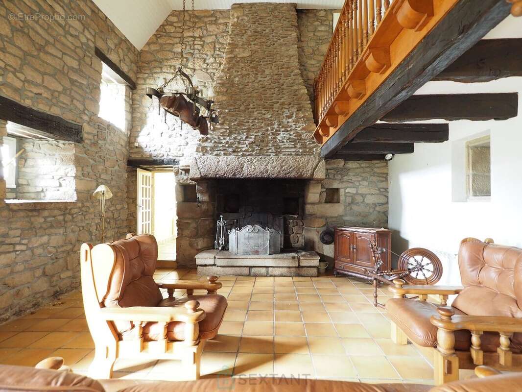 Agréable propriété ancienne en pierres avec dépendance et puits - photo 5