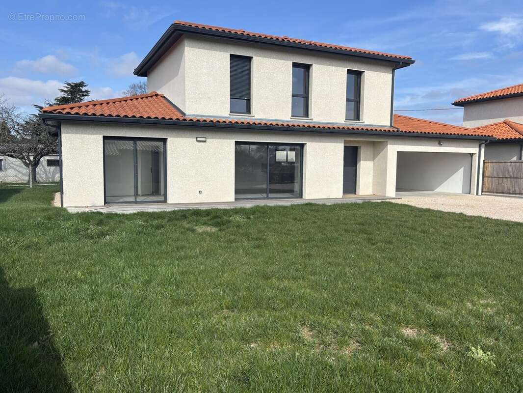 Maison à PINS-JUSTARET