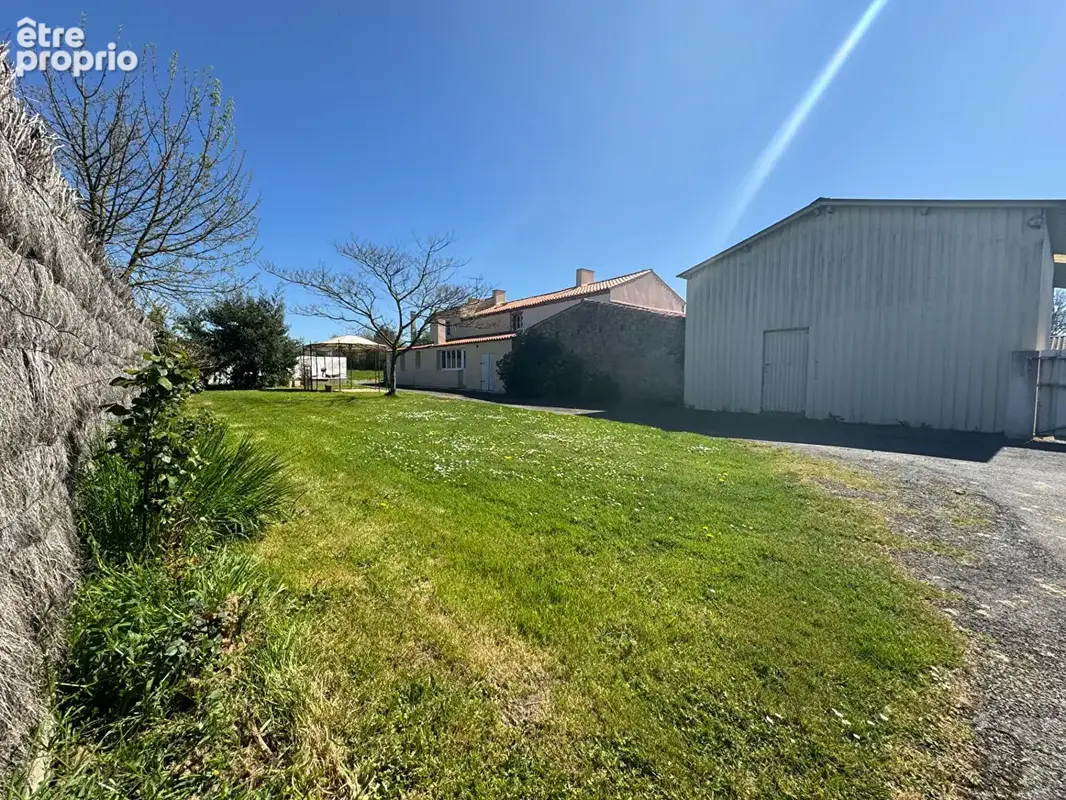 AIZENAY, maison 5 chambres et grandes dépendances sur 2 535 m2 de terrain - photo 8