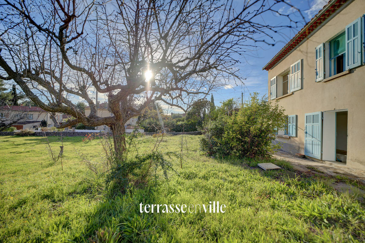 Appartement à CEYRESTE