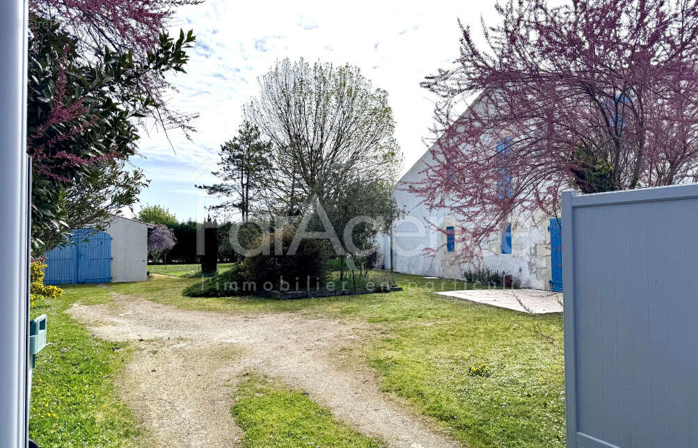 Maison à CHAILLEVETTE