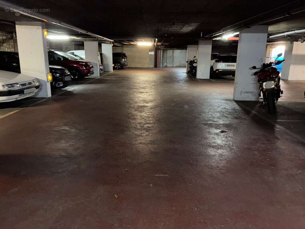 Parking à PARIS-12E