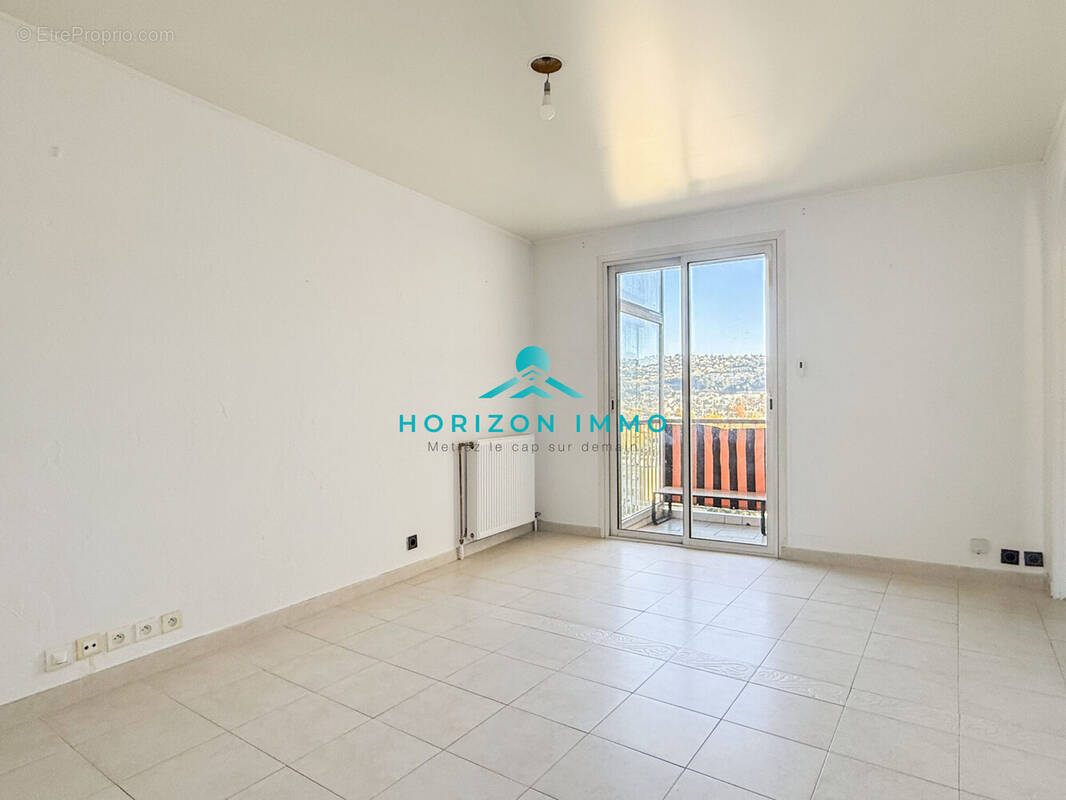 Appartement à SAINT-LAURENT-DU-VAR