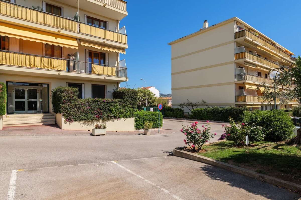 Appartement à SAINT-LAURENT-DU-VAR