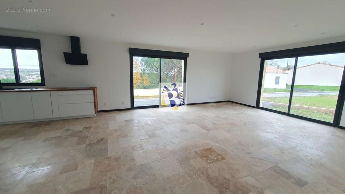 Maison à RUELLE-SUR-TOUVRE