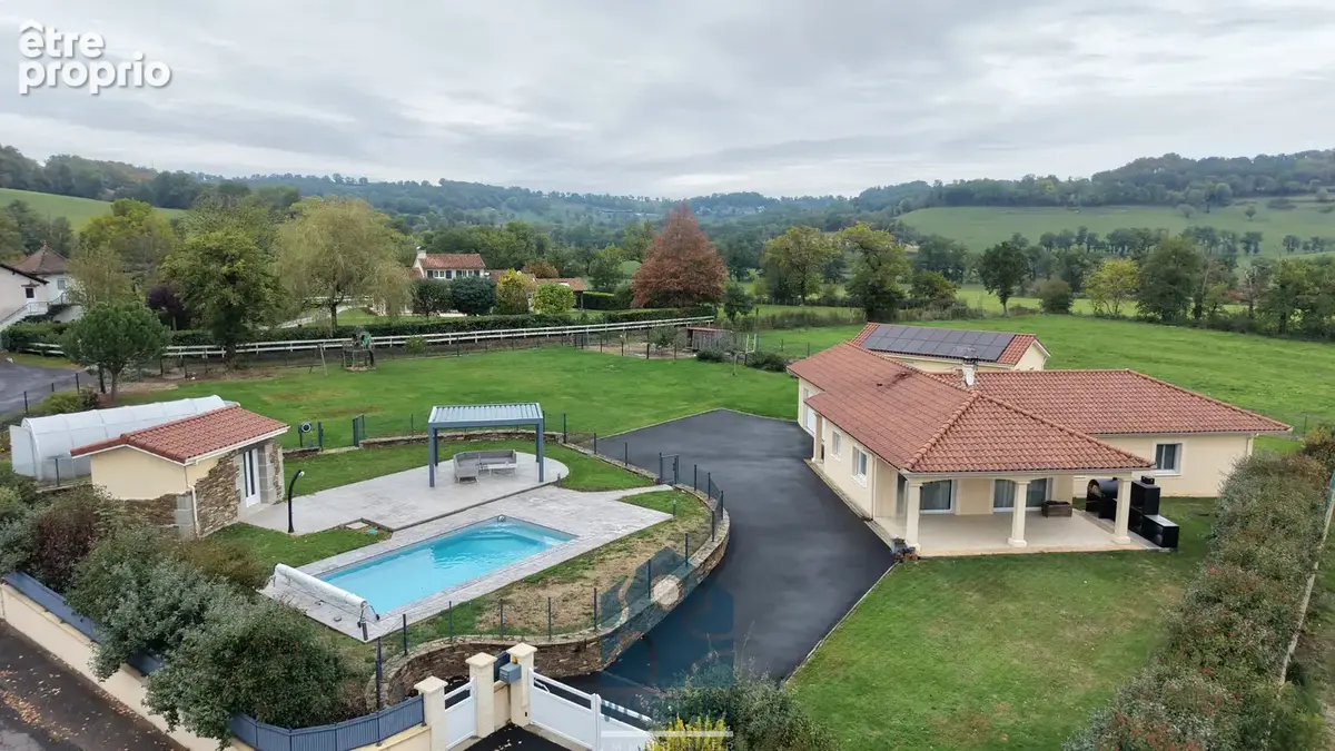 Maison T5 avec piscine, double garage, terrasse couverte, pergola et dépendances - photo 1
