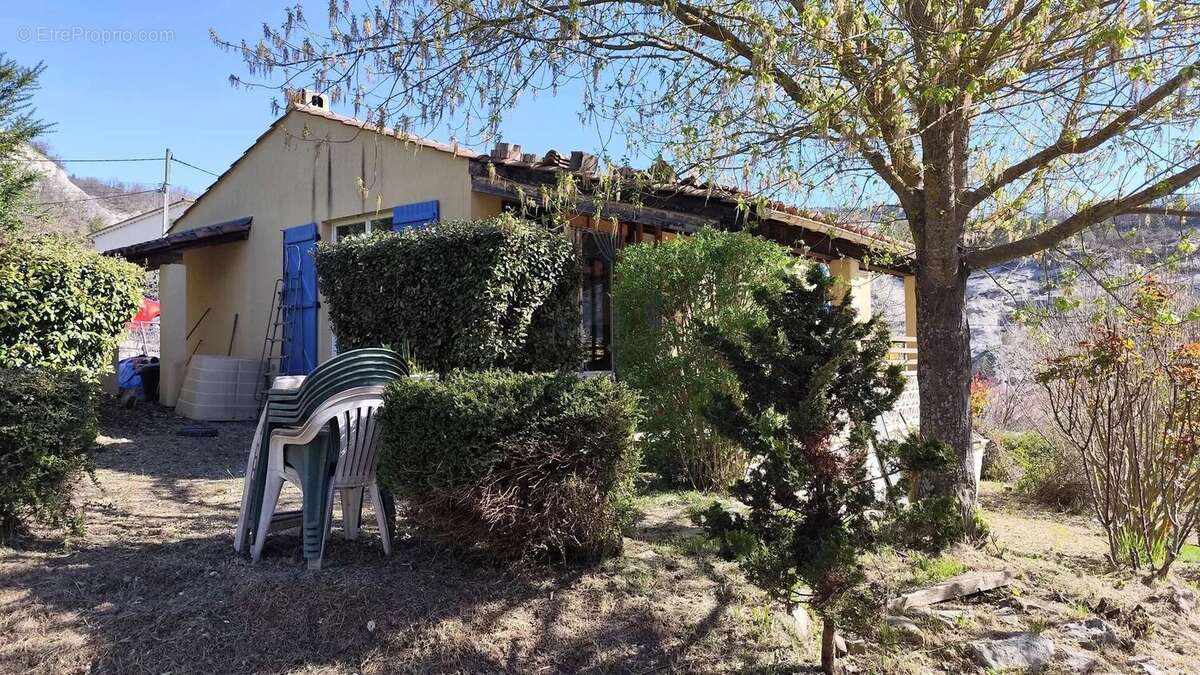 Maison plain-pied 97 m² - Terrain 2107 m² - photo 2