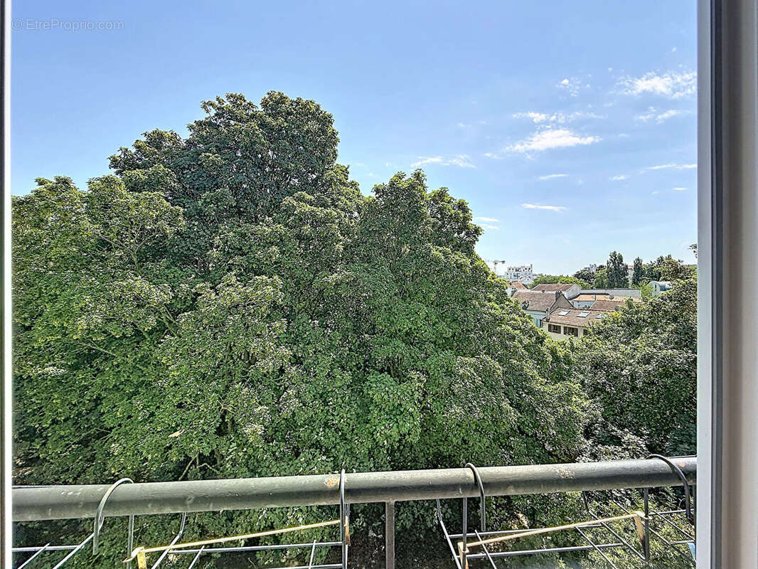 Montreuil, rue rochebrune, 10min du metro, au calme sur jardin, dernier etage, beau 2 pieces traversant avec une cave. - photo 6