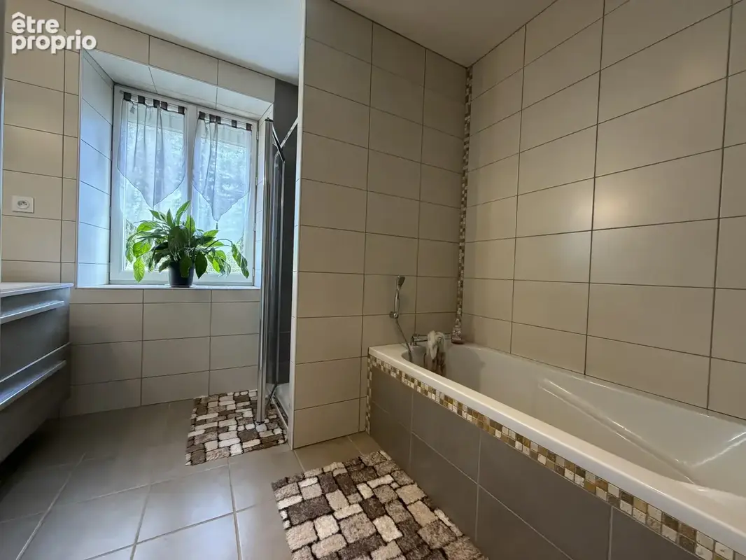 Maison rénovée avec un hectare de terrain - photo 9