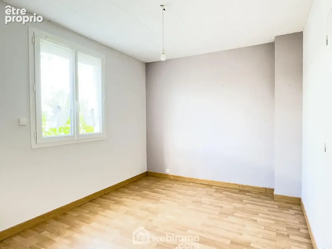L'étage propose 3 chambres avec placards.