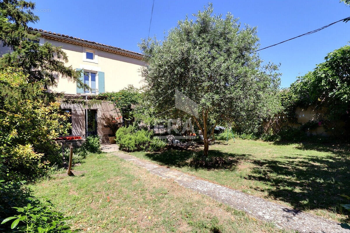 Maison à ENTRAIGUES-SUR-LA-SORGUE