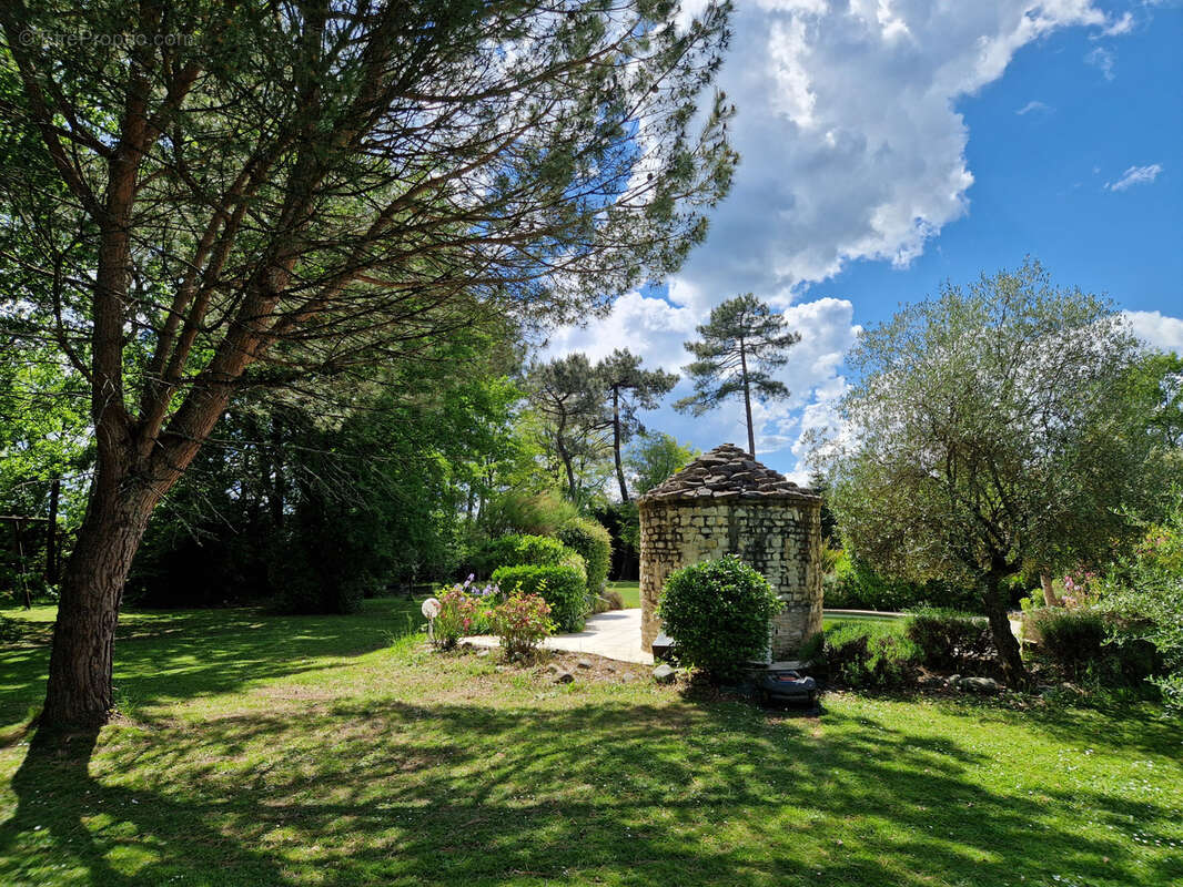Proche Périgueux MAISON de PLAIN PIED 146 m2 avec 4 chambres / Grand garage / Grand terrain avec PISCINE. - photo 31