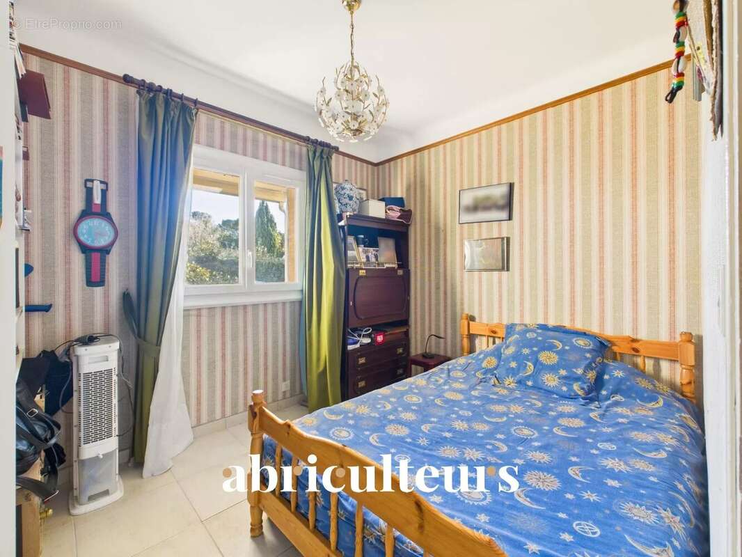 Maison à LA ROQUE-D&#039;ANTHERON