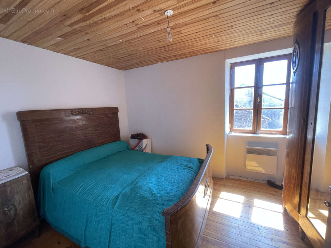 Maison à SAINT-VICTOR-ET-MELVIEU