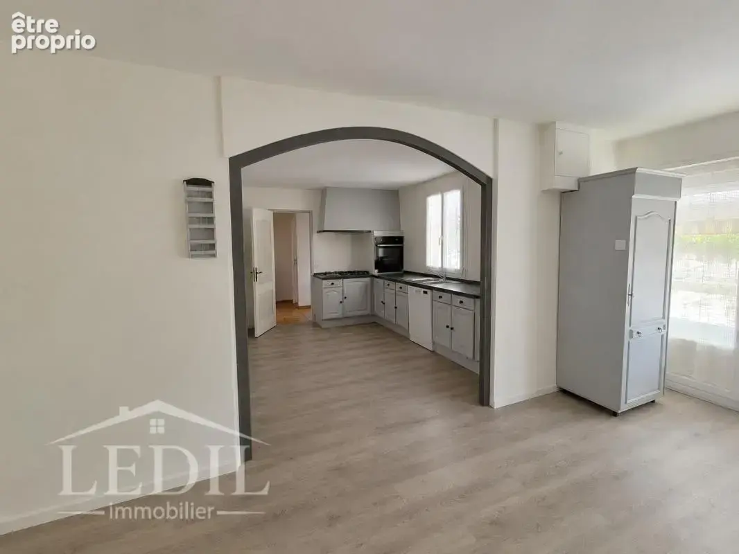 Maison de plain-pied avec 3 500 m² de terrain, dépendances et cadre de vie privilégié - photo 2