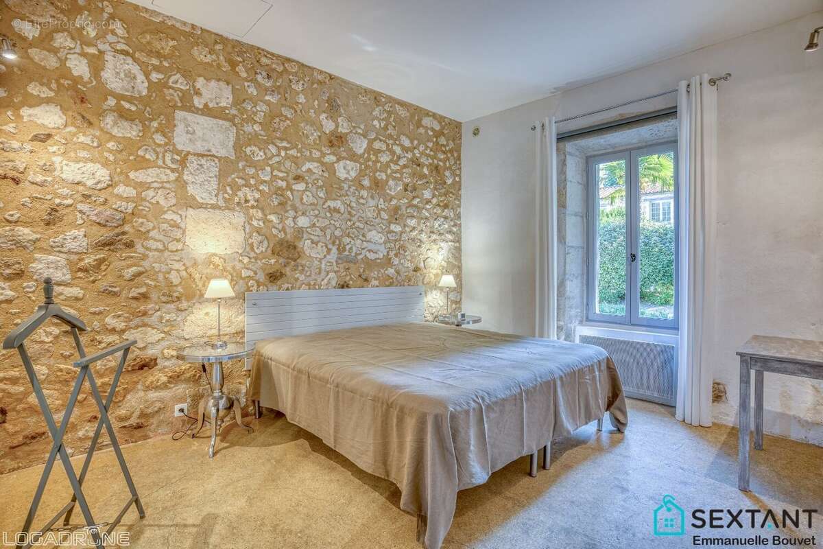 A 15 min de Bergerac, superbe propriété en pierre rénovée sur plus de 3 HA, 4 habitations, grange, superbe espace piscine - photo 13