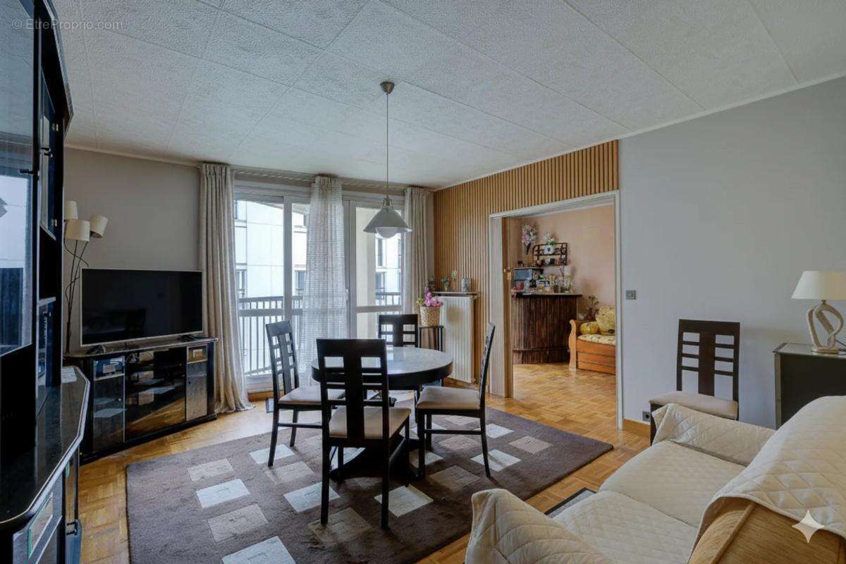 Appartement à COURBEVOIE