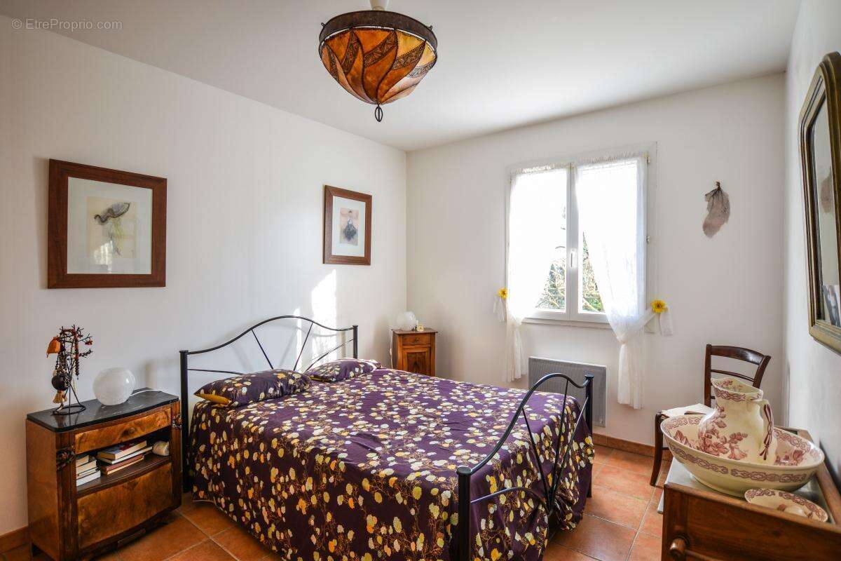 Maison À Vendre - 3 chambres de plain-pied avec piscine, garage et stationnement - photo 11