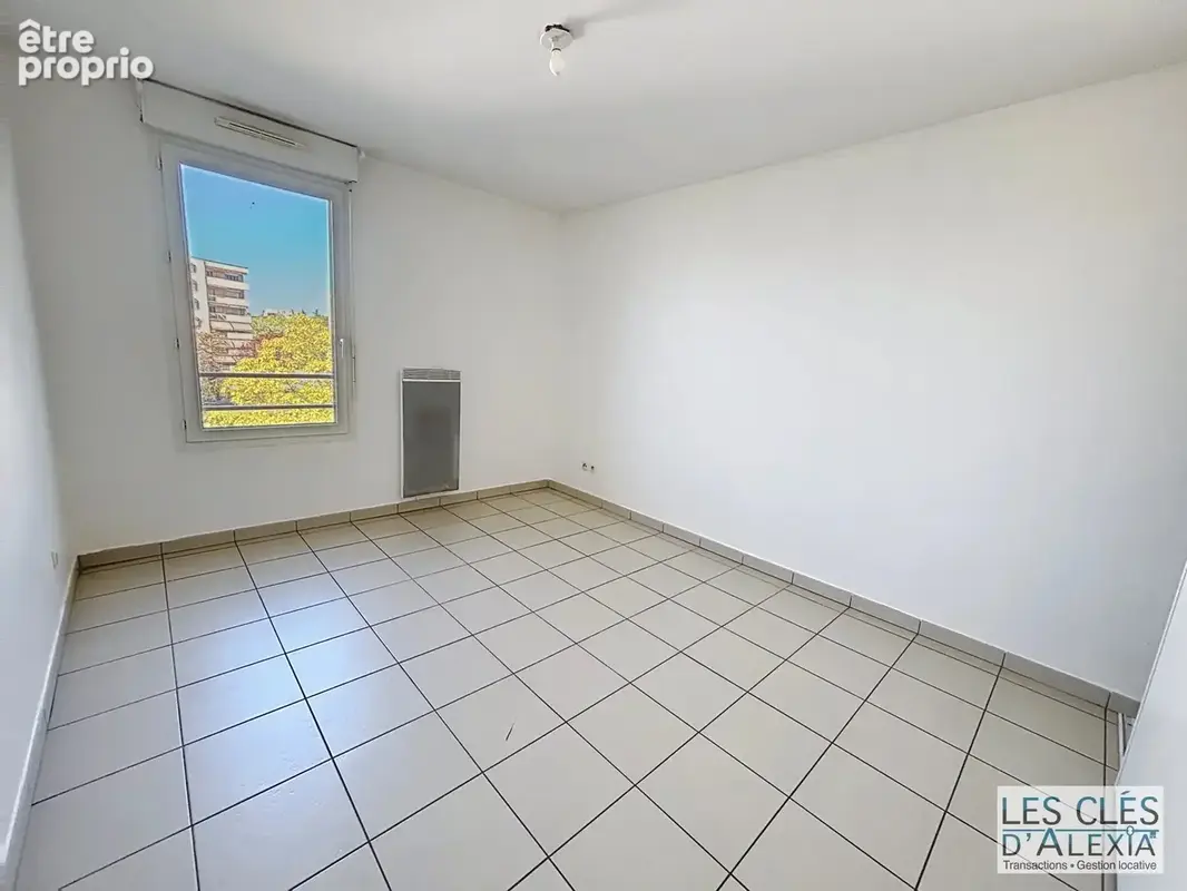 T3 - saint-priest - traversant avec balcon et places de parking - photo 6
