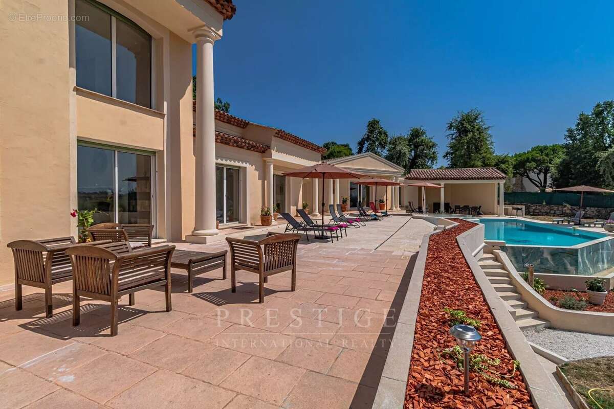 Chateauneuf de grasse, villa florentine 365m² garage, piscine, terrain 4000m² - photo 3