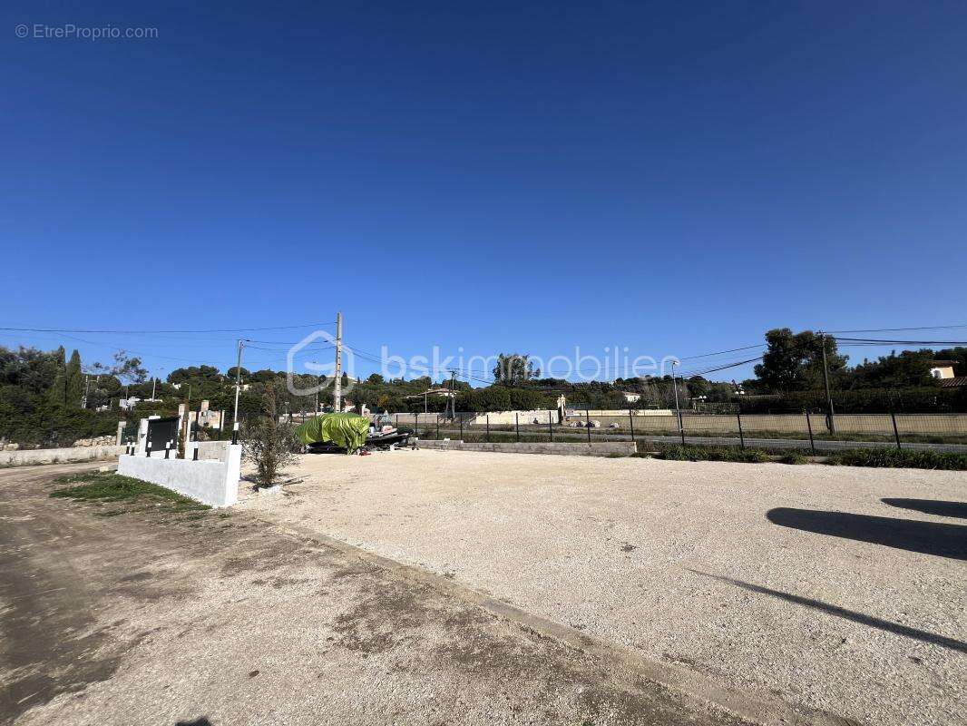 Maison à SAINT-MITRE-LES-REMPARTS