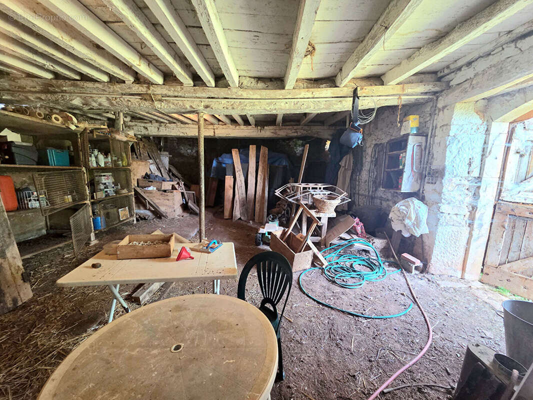 Corps de ferme en pierres avec une vue campagne sur son terrain de près de 2 400m² - photo 16