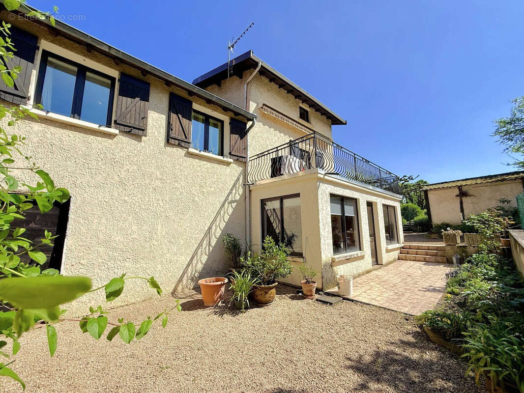Maison 92 m² à Saint-Genis-Laval  - photo 2