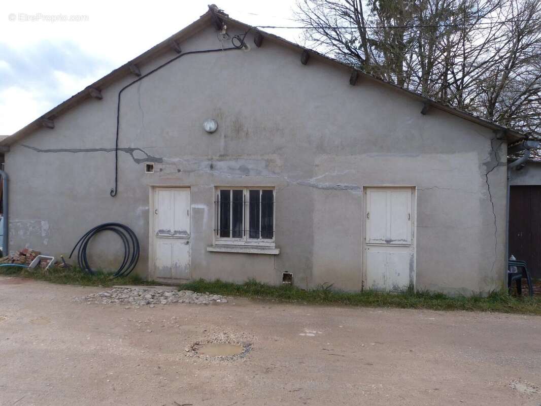 Commerce à NEUVY-SUR-BARANGEON