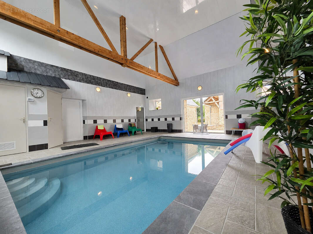 Maison de caractère avec salon cathédrale, piscine intérieure et dépendances - photo 4