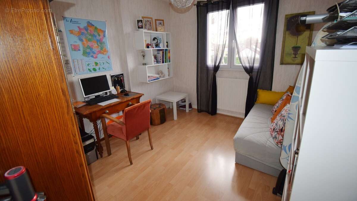 Maison à CREUZIER-LE-VIEUX