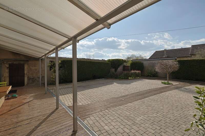 Maison à SAINT-HYMETIERE