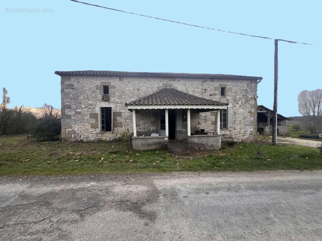 Maison à DOUZAINS