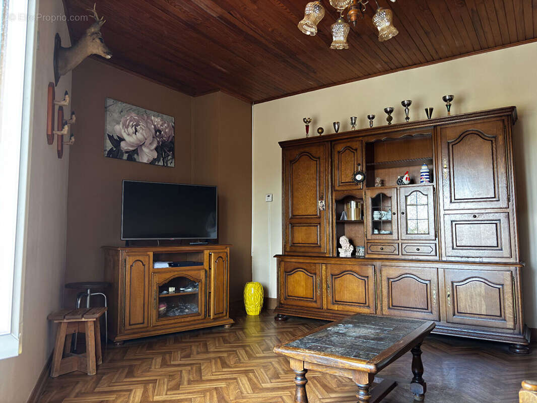 POUILLY LE MONIAL - Maison 7 pièces de 146 m²  avec véranda et terrain 600m² - photo 8