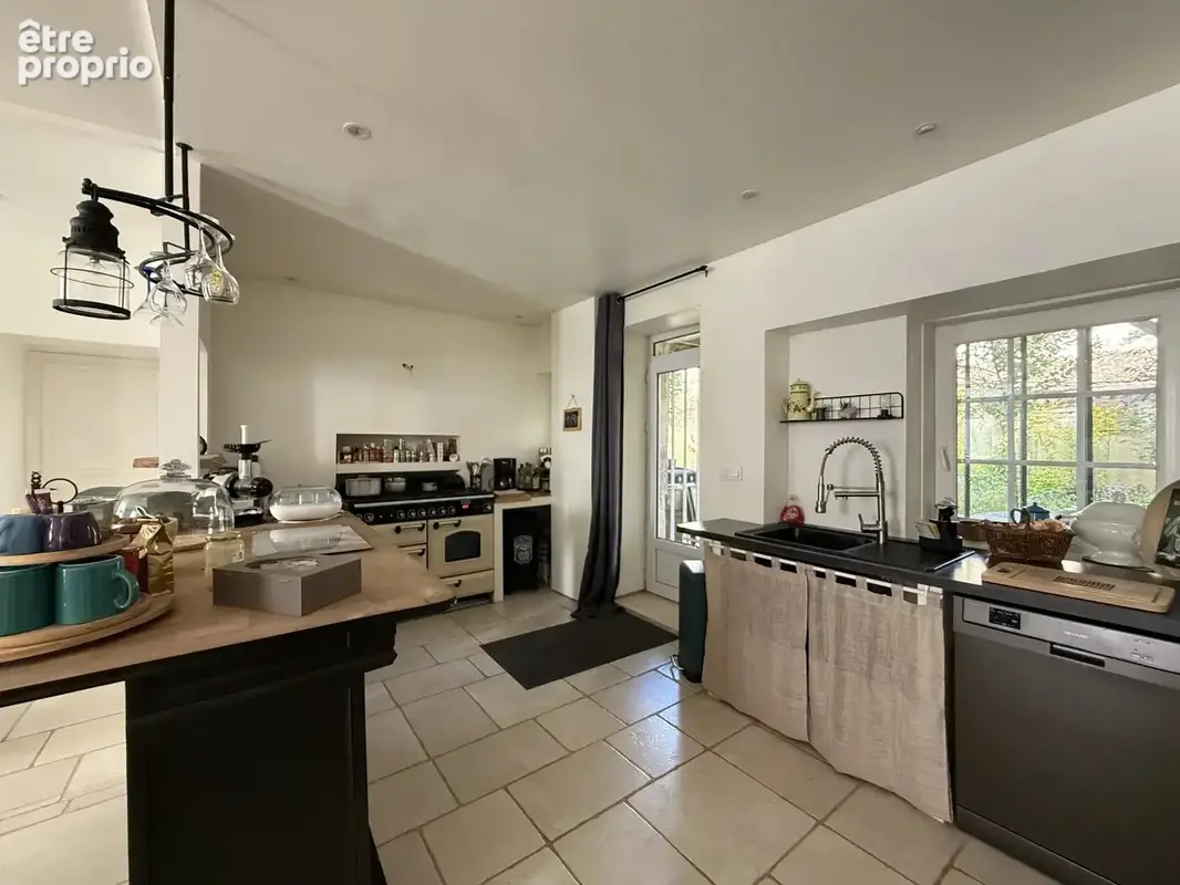 Spacieuse propriété en pierre de 4 chambres, au coeur d'un petit village proche de Ruffec - photo 5