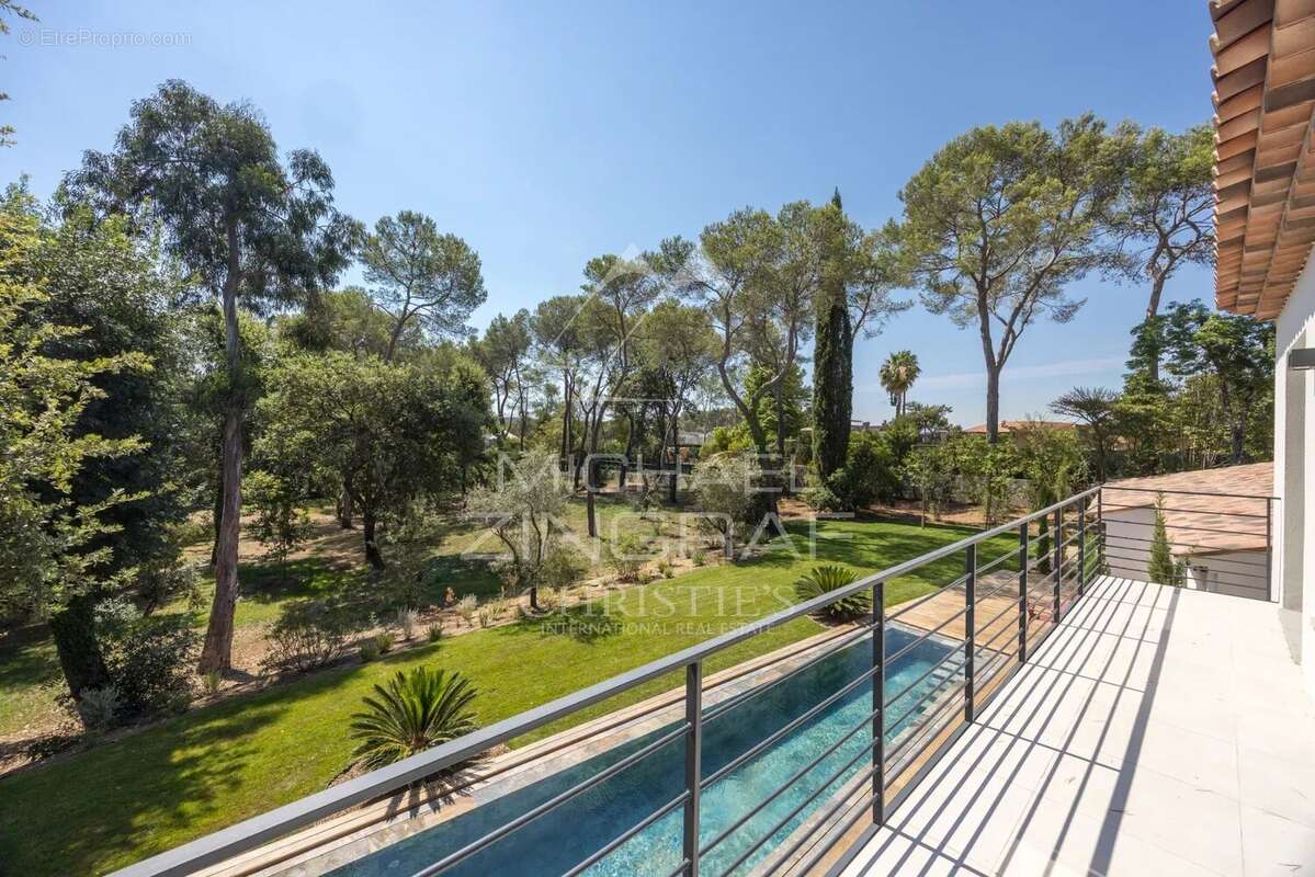 Mougins – Villa familiale rénovée dans un domaine confidentiel - photo 11