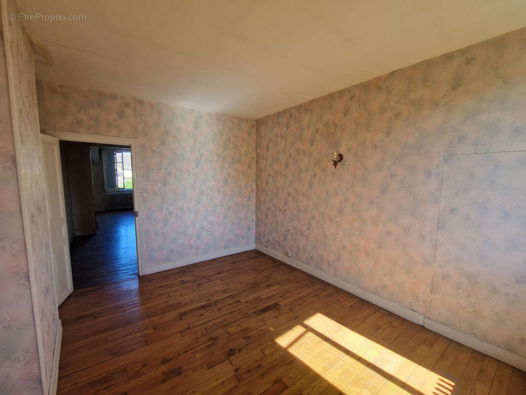 AUTUN - idéal investisseur - immeuble composé de 3 appartements, avec dépendances et cour - photo 25