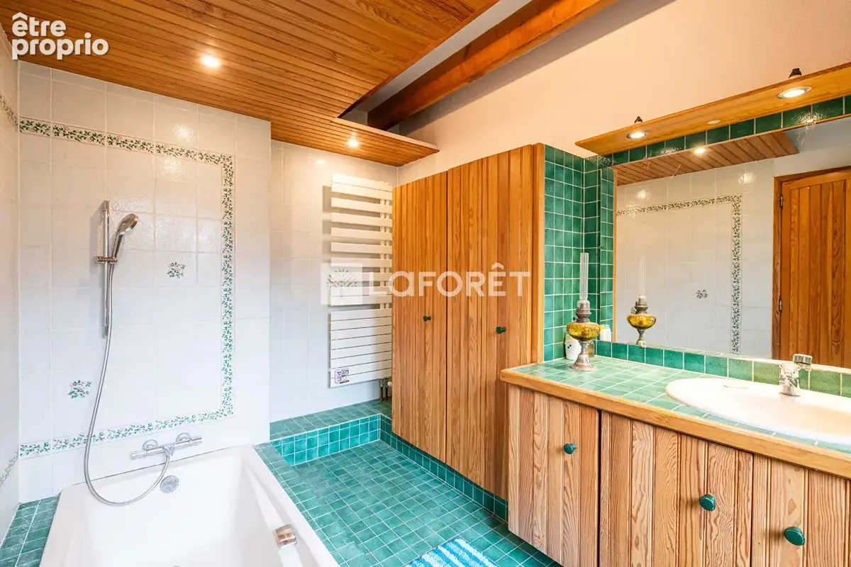 Maison de caractère de 256 m² sur terrain de 952 m² - La Celle-Saint-Cloud - photo 7