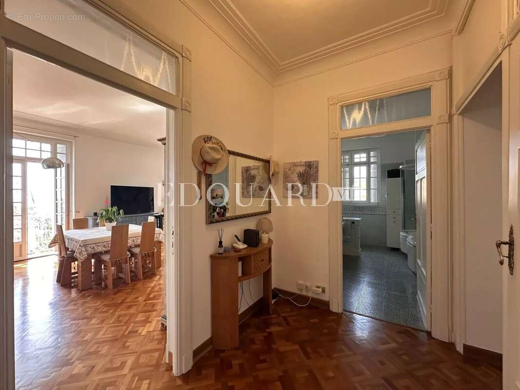 Vaste trois pièces à vendre avec belle vue sur la ville jusqu’à la mer, en plein centre de Menton - photo 28