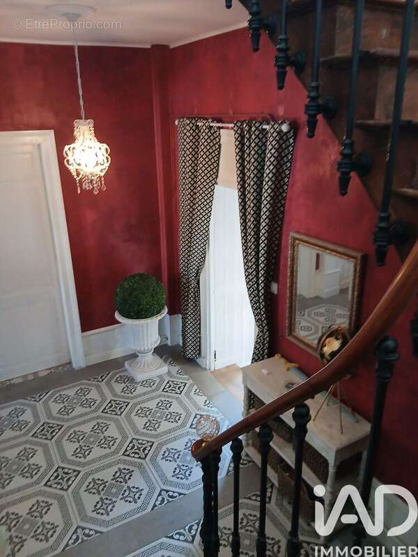 Maison 270 m² à Corme-Royal  - photo 4