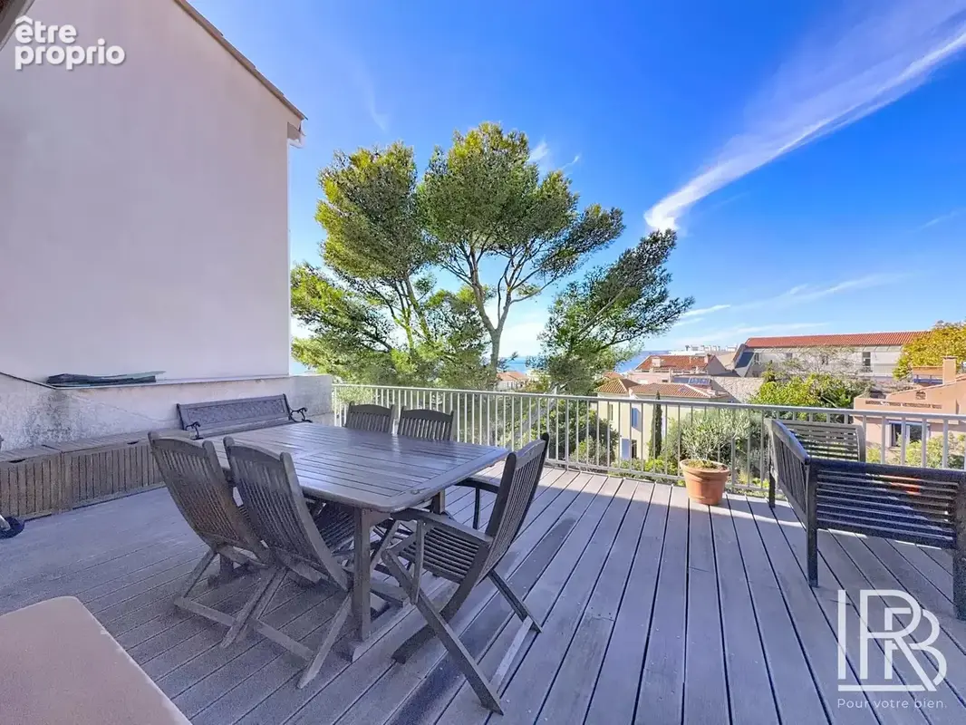 Duplex dernier étage – terrasse vue mer – endoume - photo 2