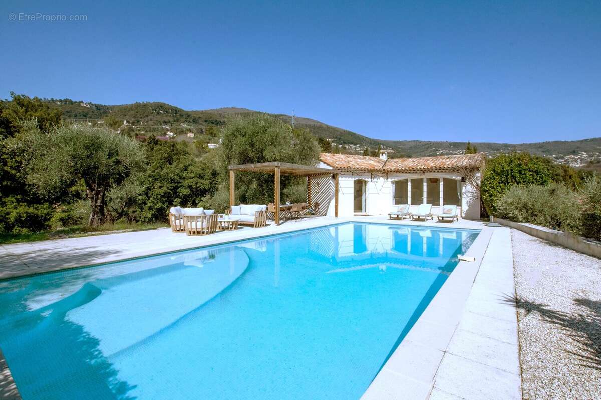 Maison à CHATEAUNEUF-GRASSE