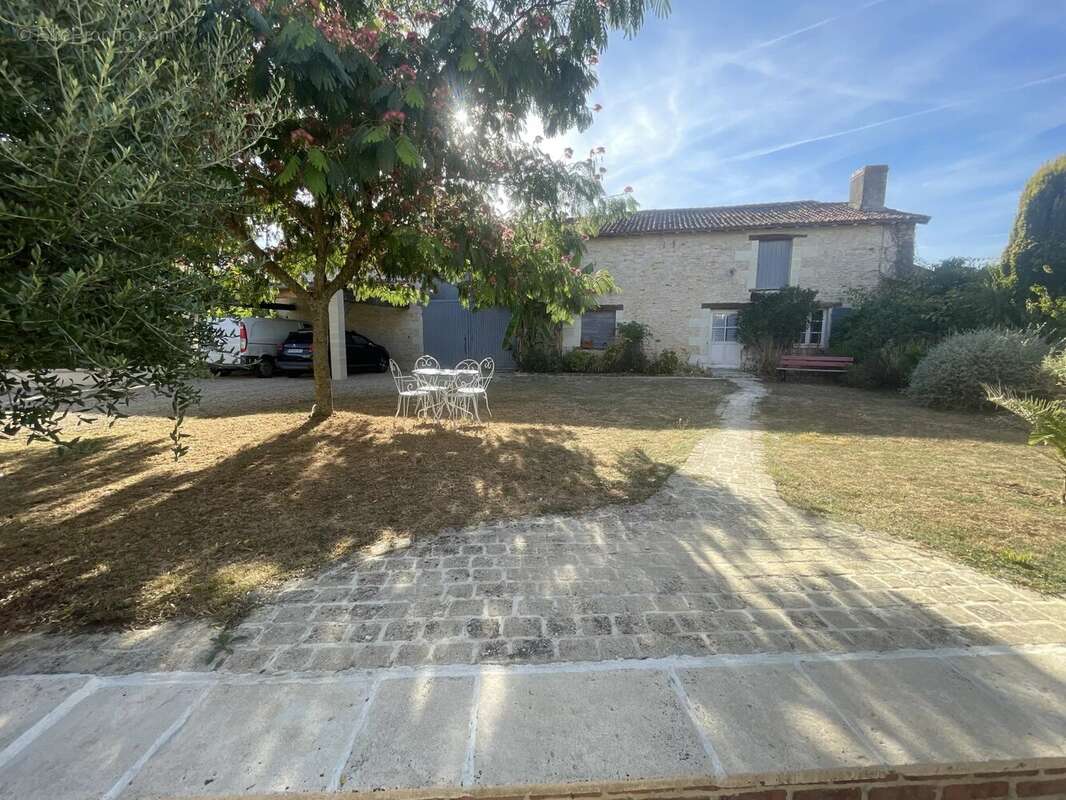 Belle maison en pierre avec dépendances – 167 m² - photo 15