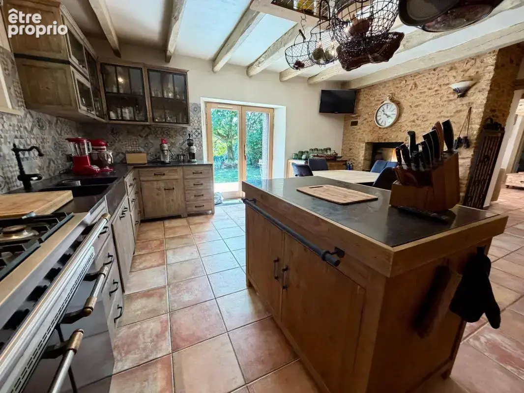 Maison de charme de plain-pied avec 2 roulottes, dépendances et plus de 4 hectares - photo 8