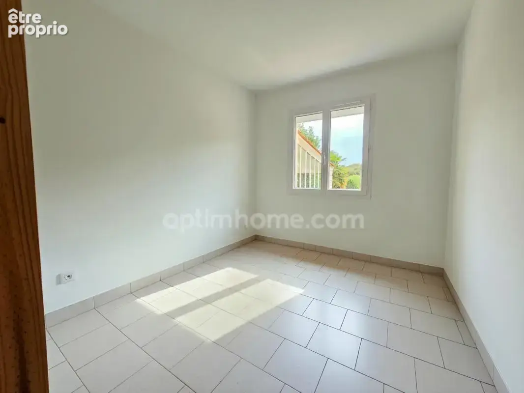 Maison de plain-pied de 120 m², 4/5 chambres et grand garage, au calme absolu. CHAMPNIERS (16) - photo 10